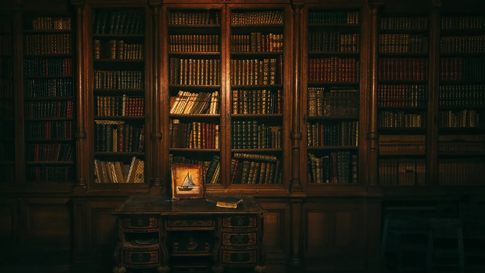 Bibliothèque en bois sombre de l’office, rayonnages de livres reliés