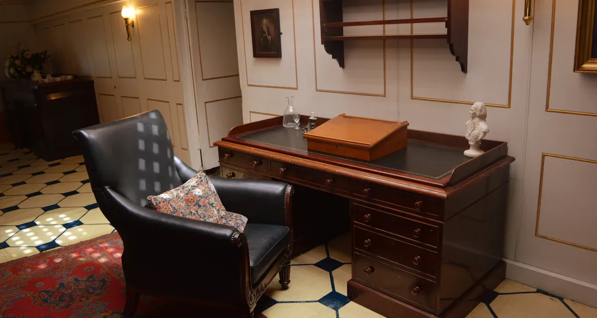 Bureau de rendez-vous de l’office : fauteuil en cuir et bureau ancien en bois