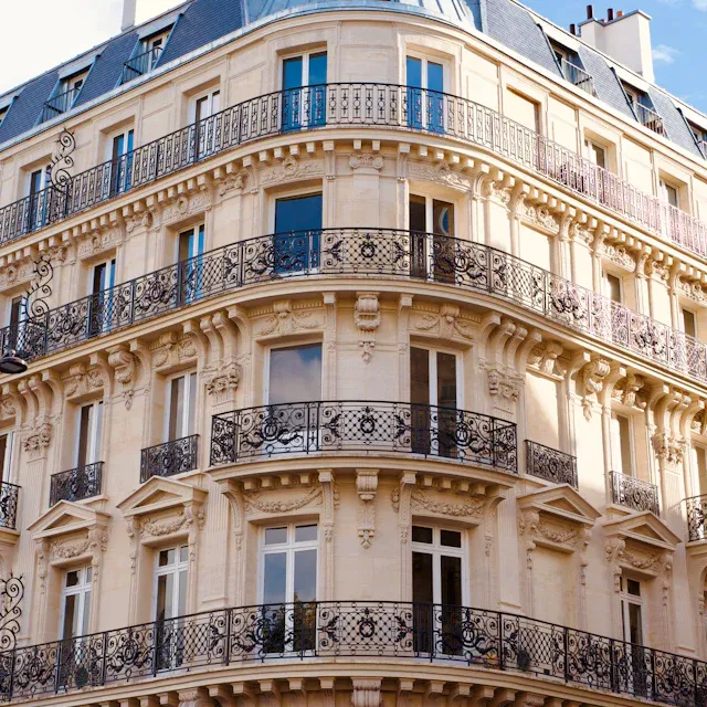 Façade en pierre de taille avec balcons en fer forgé, centre-ville