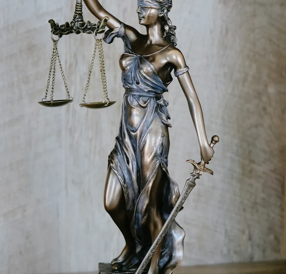 Statuette en bronze de la Justice tenant une balance